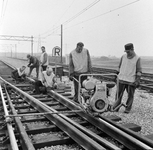 153405 Afbeelding van een ploeg wegwerkers van N.S. tijdens werkzaamheden aan het spoor te Schiedam.
